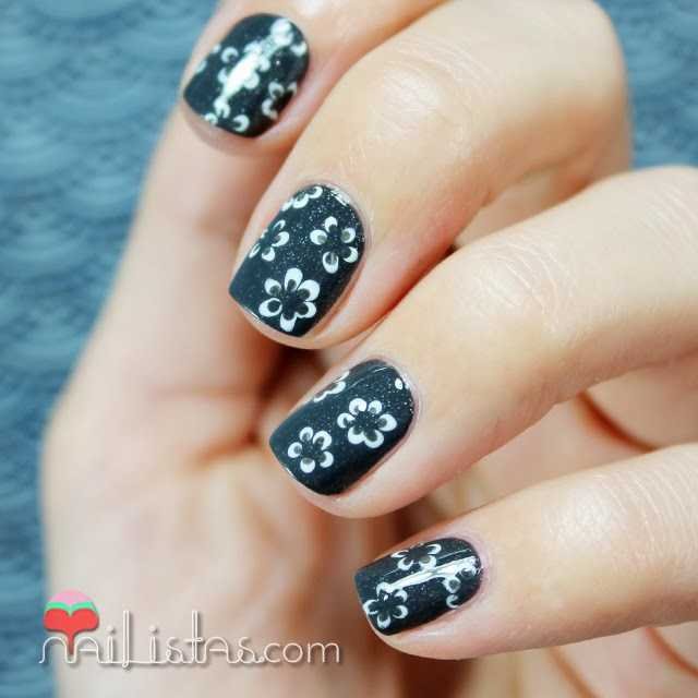 uñas cortas decoradas con flores en gris