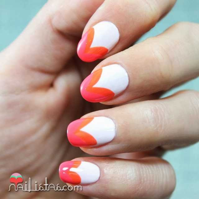 decoración de uñas sencilla con corazones en la punta rosa y naranja