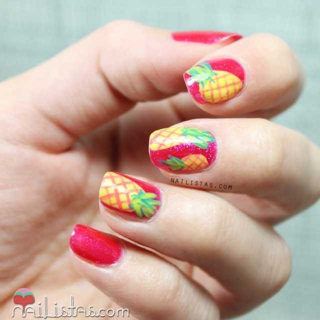Uñas decoradas con frutas: piñas tropicales