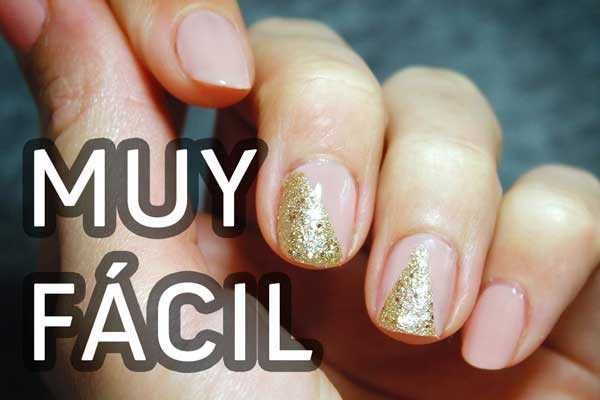 Manicura de fiesta en dorado y nude
