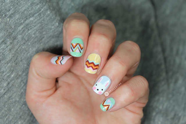 Nail art con conejo de pascua y huevos paso a paso