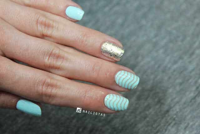 Manicura azul con estampación de uñas Curali