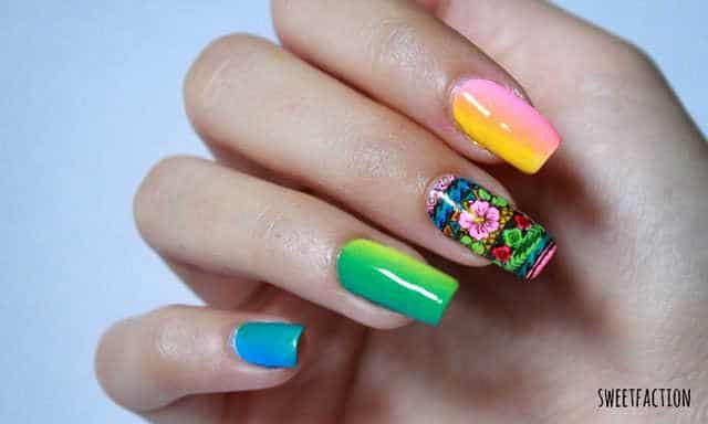 Manicura con diseño de uñas tropical