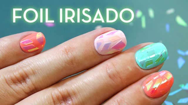 Uñas de cristal roto con foil irisado nail art